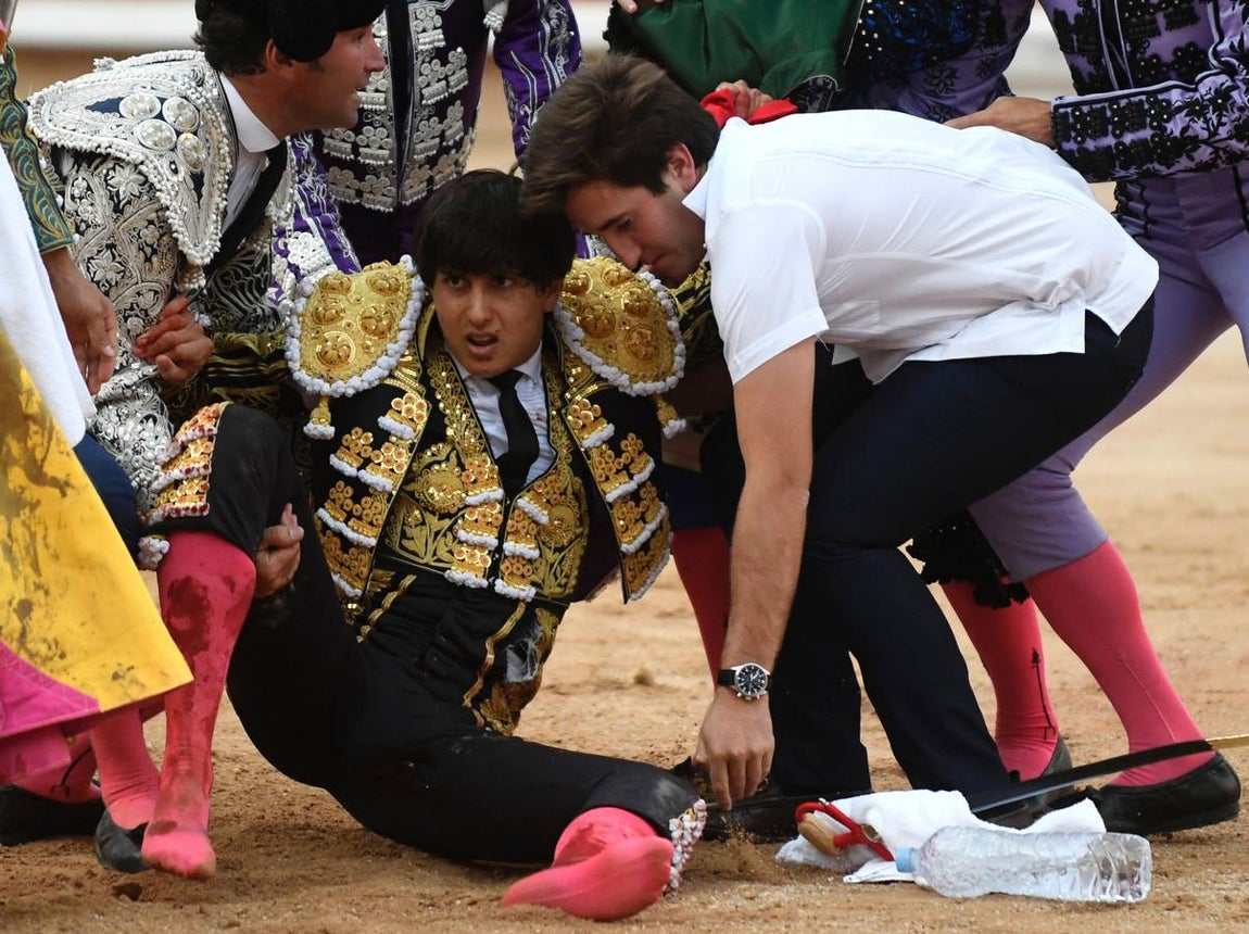 Espeluznantes imágenes de la cogida de Roca Rey en Pamplona