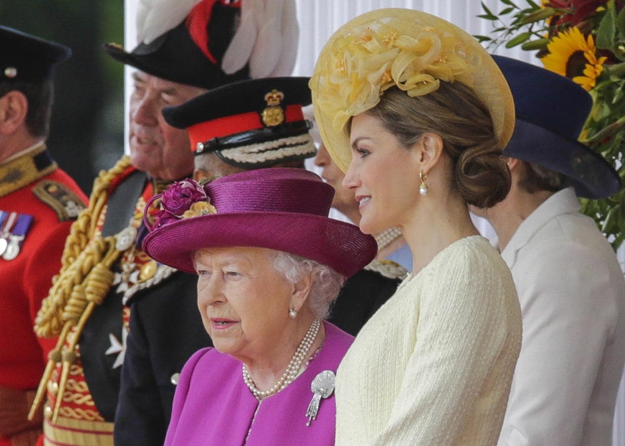 Su Majestad ha elegido unos pendientes de oro amarillo y perlas de la Reina Sofía