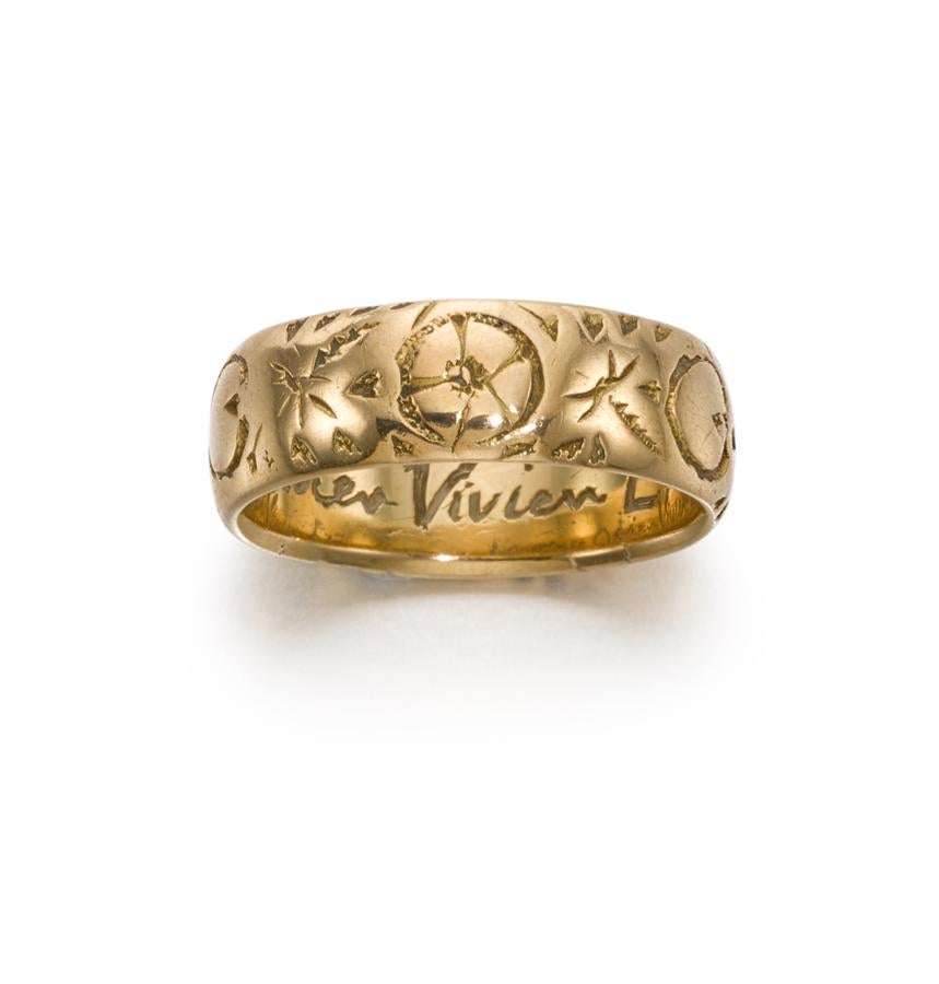 Anillo de oro del siglo XVIII, en cuyo interior está grabado "Laurence Olivier Vivien Eternally" (447,46 - 671,2 €).