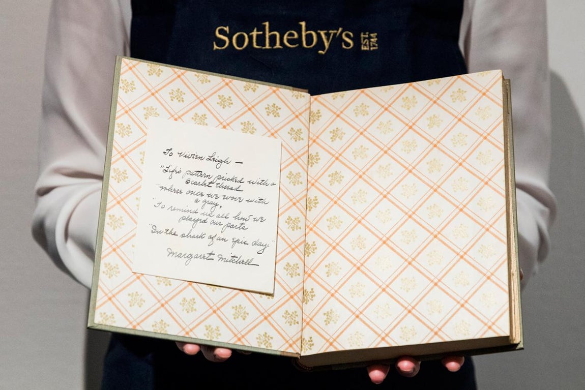 Copia del libro Lo que el viento se llevó, premio Pulizter 1937 de Margaret Mitchell, quien se lo regaló a Vivien con un poema escrito a mano. (5.593 - 7.830 €)