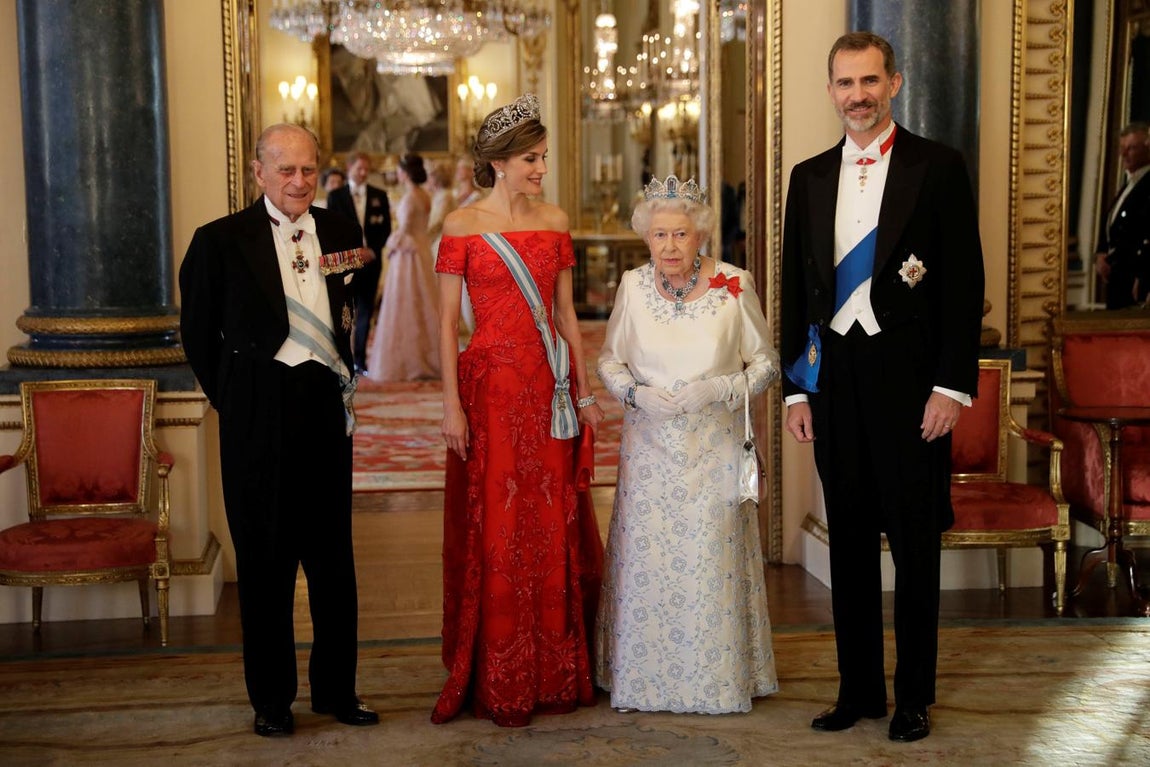 La Reina Isabel II, entre la Reina Letizia, el Rey Felipe VI y el duque de Edimburgo. 