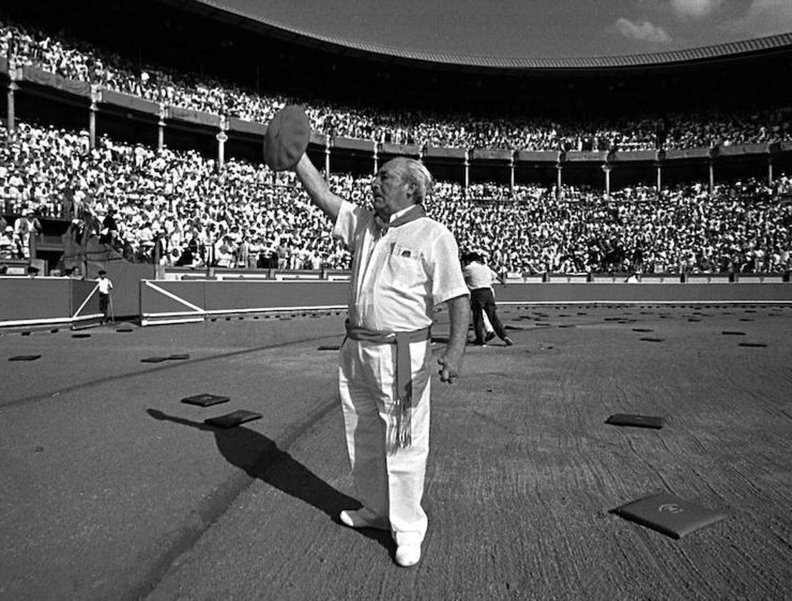 Un hombre increpaba así a los del tendido de sol que protestaron por la suspensión de la corrida de toros. 