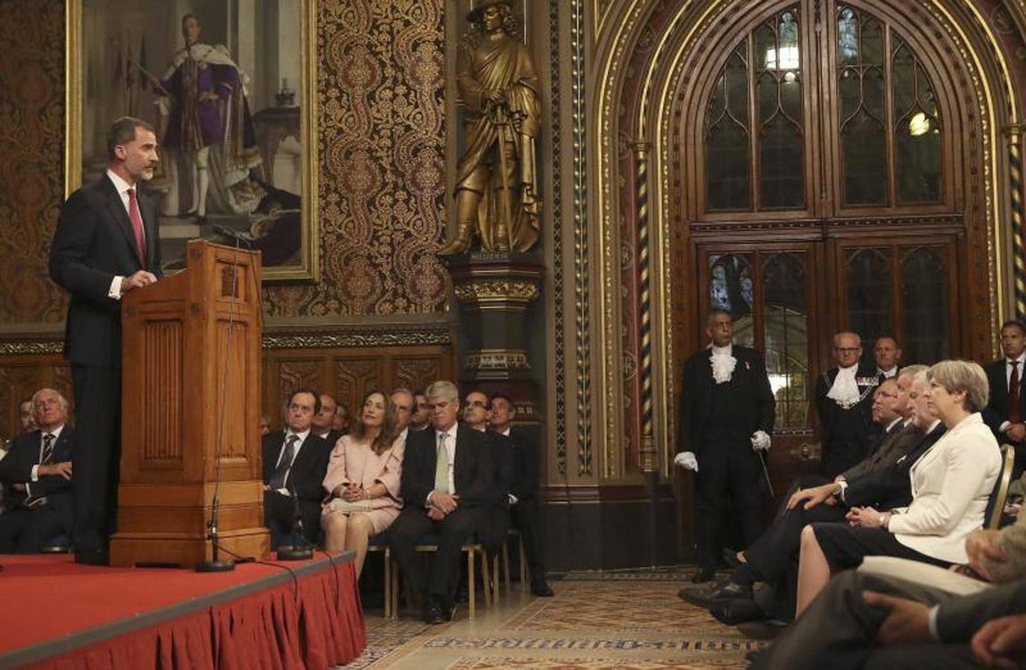 El Rey Felipe junto a la Reina Letizia en la sesión conjunta extraordinaria de las dos Cámaras del Parlamento británico celebrada en la Royal Gallery del Palacio de Westminster,. 