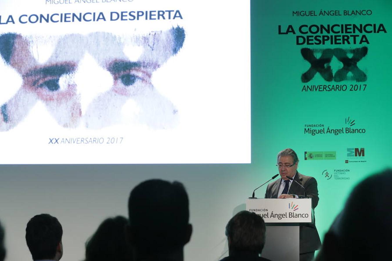 El ministro de interior, Juan Ignacio Zoido, durante su participación, junto a la presidenta de la Fundación Víctimas del Terrorismo (FVT) y hermana de Miguel Ángel Blanco, Marimar Blanco, en el acto del PP en recuerdo al edil asesinado hace 20 años por ETA. 