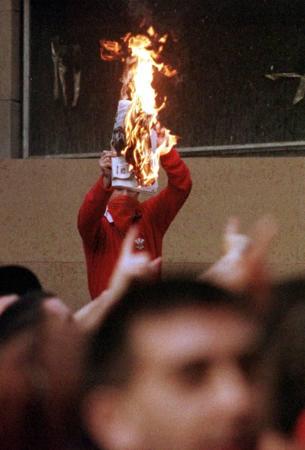 Un manifestante prendió fuego a un periódico Egin. 