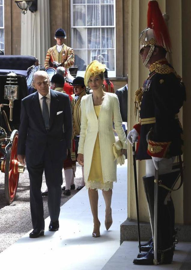 La Reina Letizia y el duque de Edimburgo llegan en coche de caballos al Grand Hall del Palacio de Buckingham, en Londres