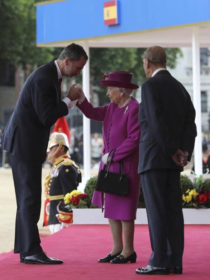 El Rey Felipe saluda a la reina Isabel II ante el duque de Edimburgo en Horse Guards Parade, en Londres, durante la recepción oficial que la jefa de Estado británica. 