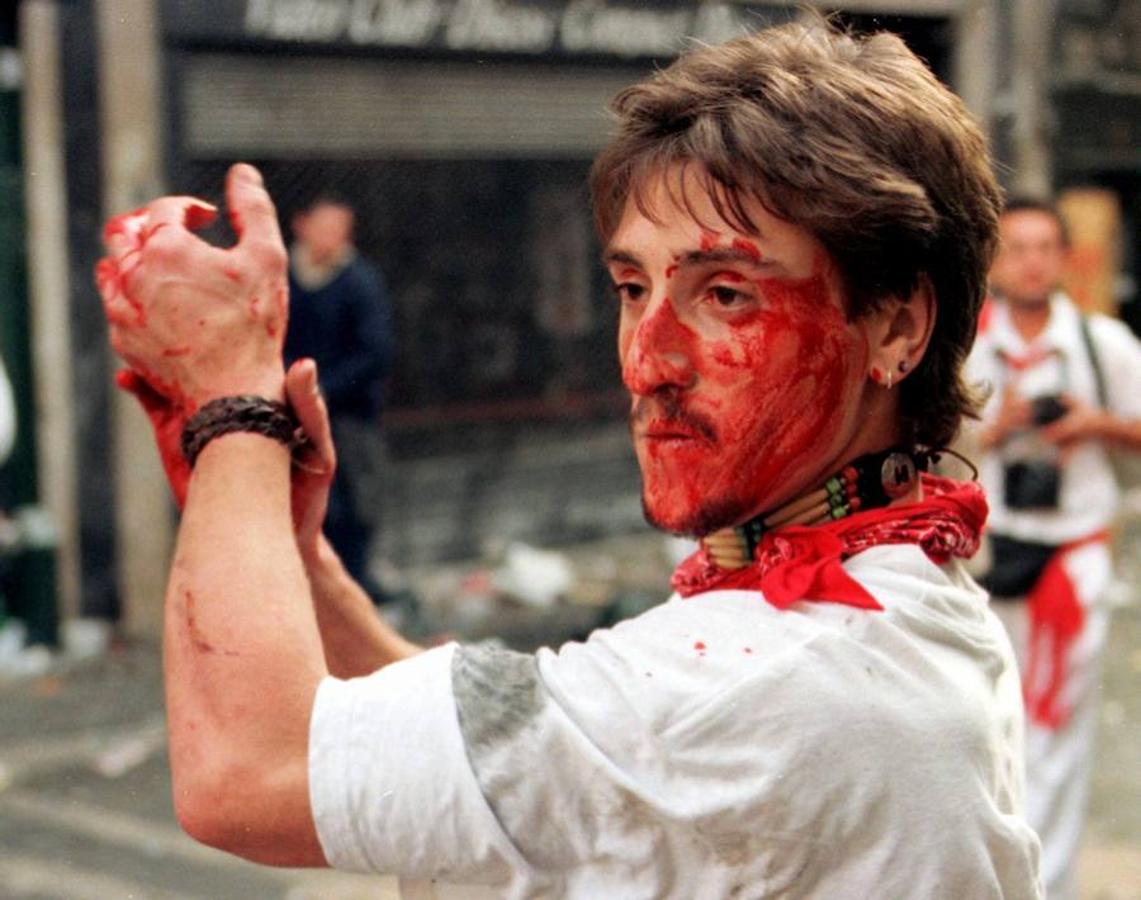 Un radical vasco manchado con su propia sangre tras los disturbios aplaudía. 