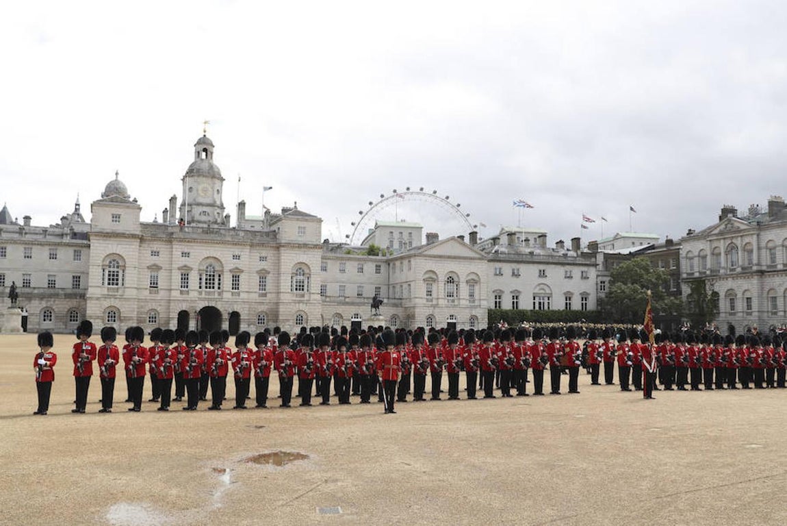 Guardia real británica antes de la llegada de los reyes de España Felipe y Letizia a Horse Guards Parade, en Londres, donde serán recibidos oficialmente por la reina Isabel II y el duque de Edimburgo con motivo de su visita de Estado a Reino Unido.. 