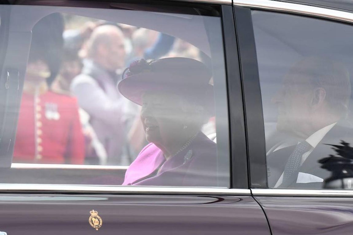 Llegada de la Reina Isabel II, acompañada de su marido, el Duque de Edimburgo, antes de que empezase la ceremonia de bienvenida.. 