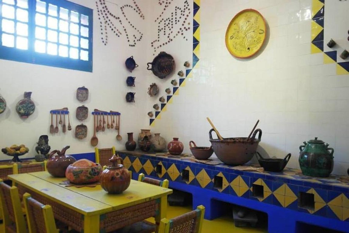 Cocina de la Casa Azul Museo. La llamada Casa Azul Museo Frida Kahlo es el lugar donde los objetos personales revelan el universo íntimo de la artista latinoamericana más reconocida a nivel mundial