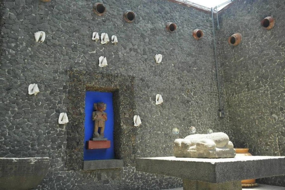 En la Casa Azul la artista nació y murió. Su universo creativo se encuentra en esta residencia ubicada en uno de los barrios más bellos y antiguos de la Ciudad de México