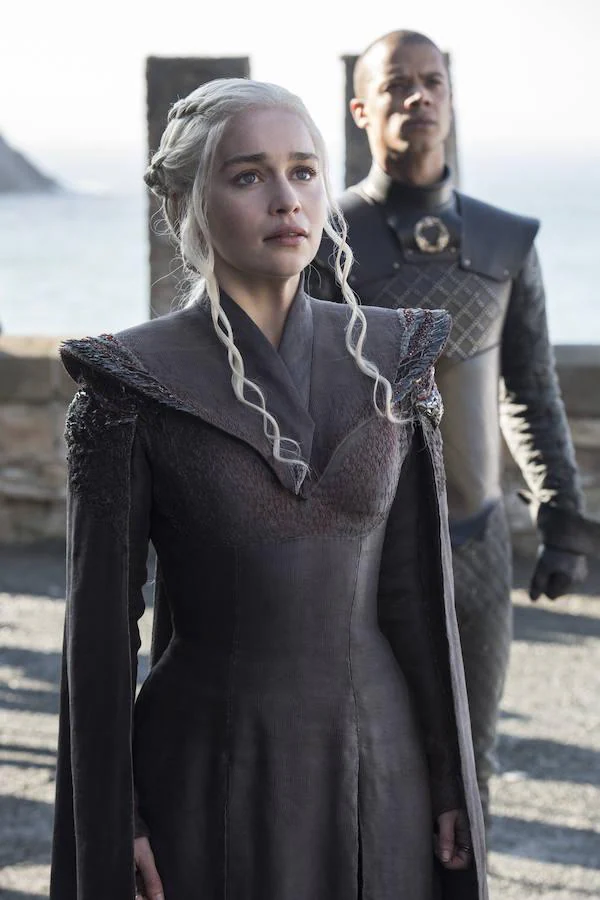 Daenerys Targaryen junto a Gusano Gris. 