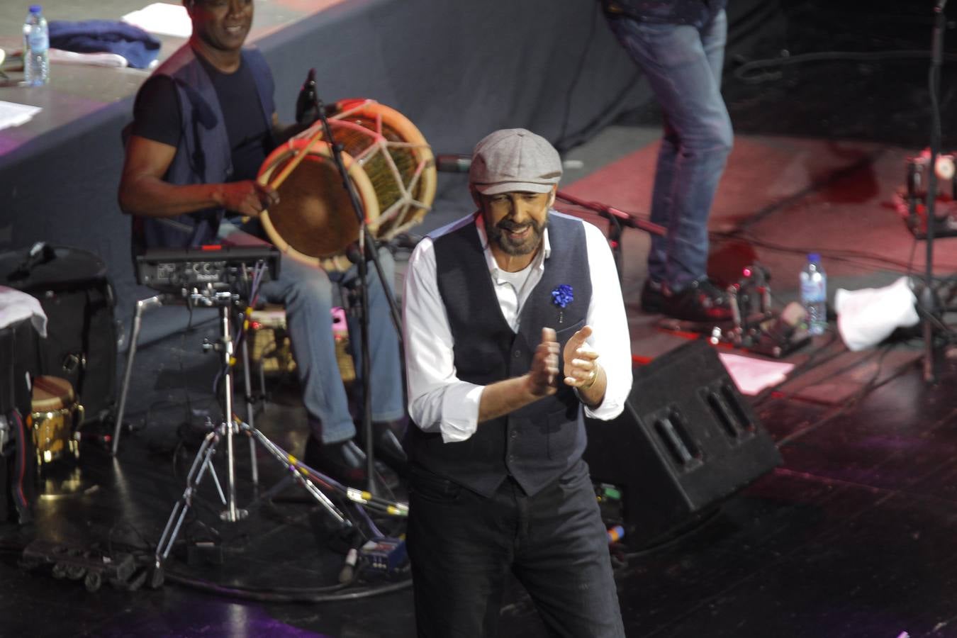 Juan Luis guerra demuestra en Sevilla que canta y baila con la elegancia, la humildad y el respeto de los grandes