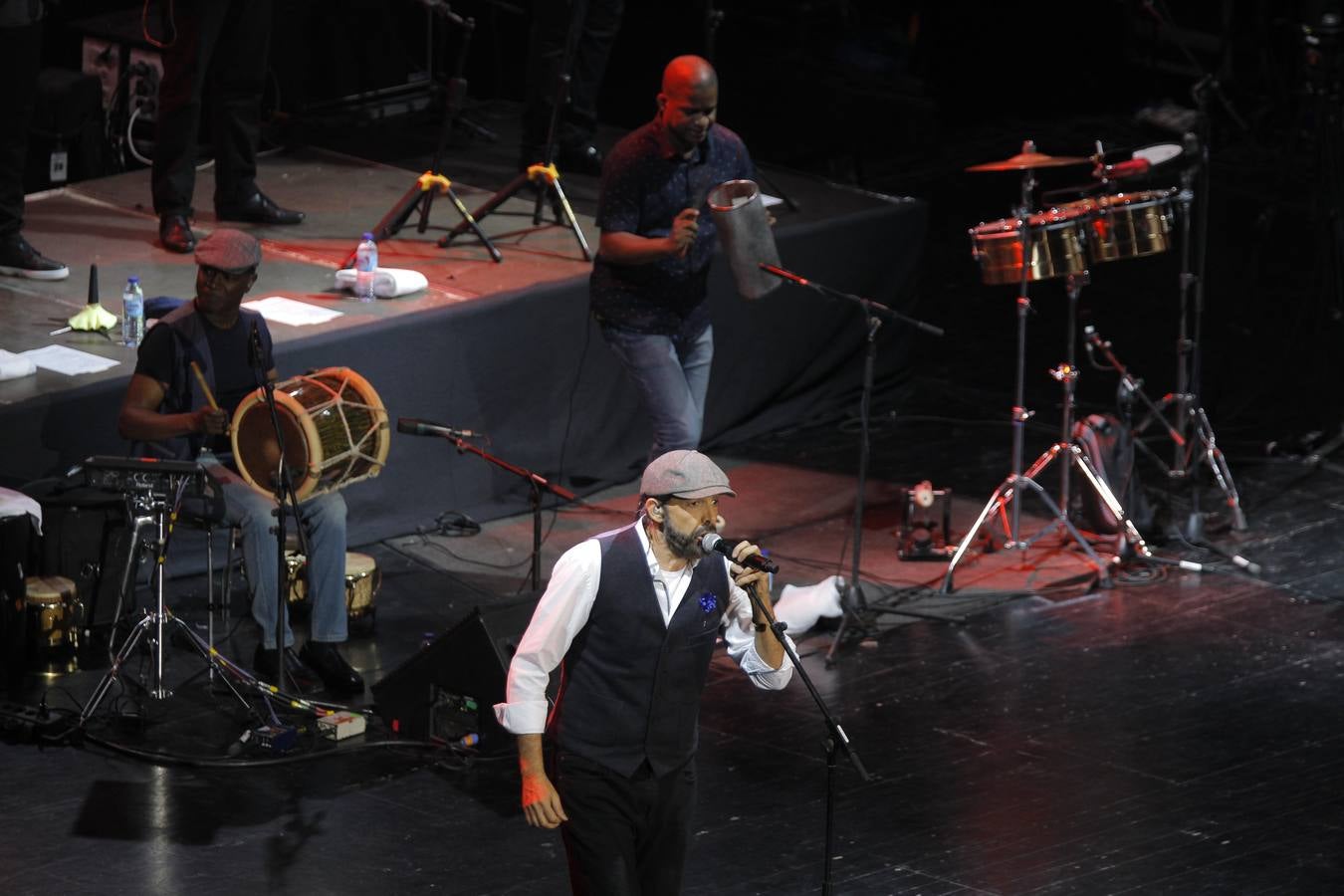 Juan Luis guerra demuestra en Sevilla que canta y baila con la elegancia, la humildad y el respeto de los grandes