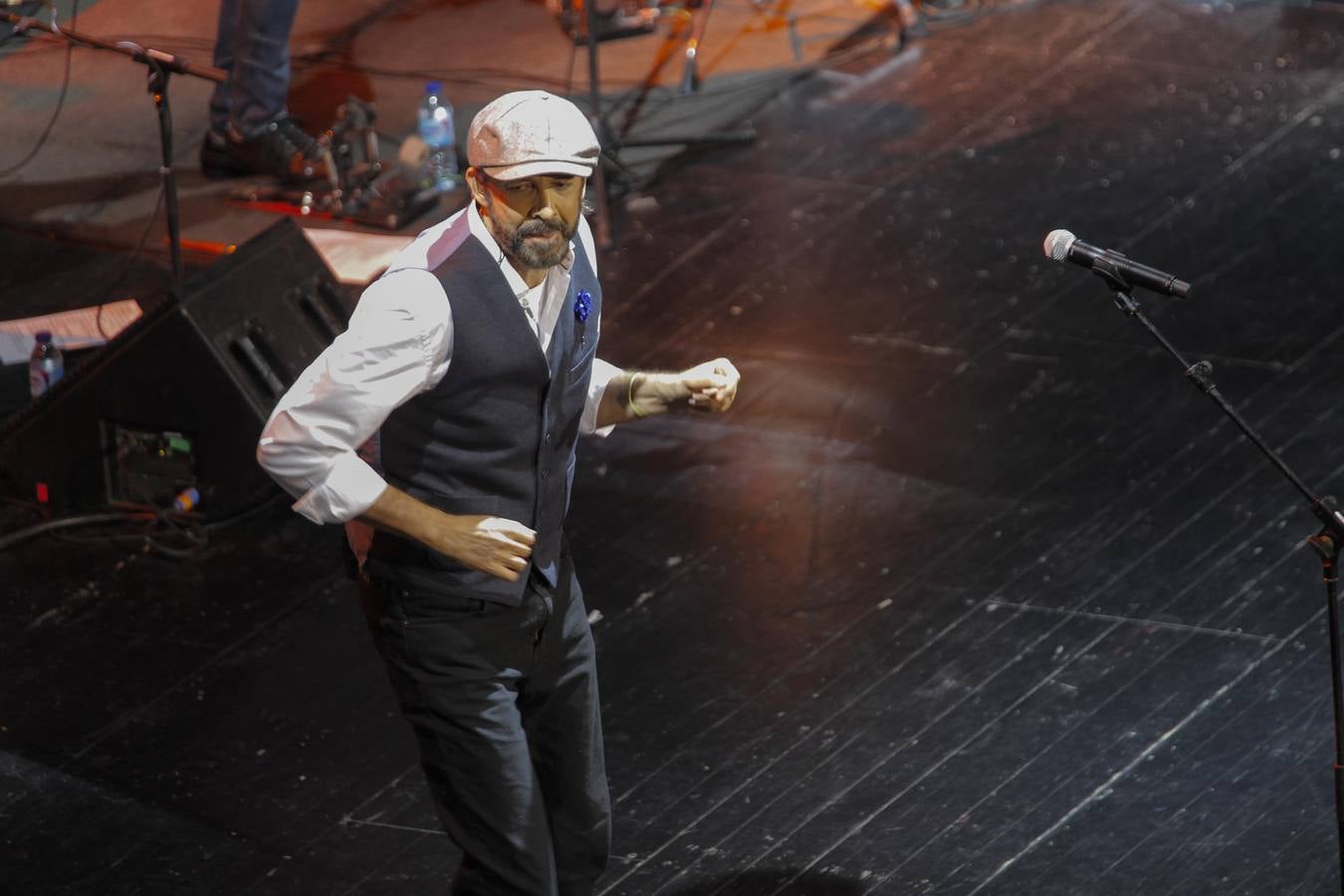 Juan Luis guerra demuestra en Sevilla que canta y baila con la elegancia, la humildad y el respeto de los grandes