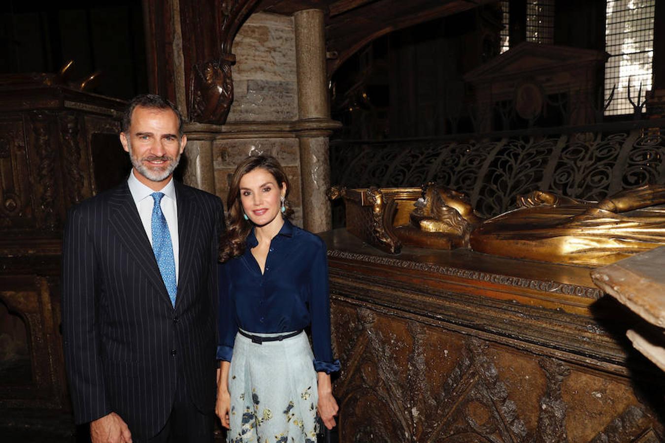 El rey Felipe y la reina Letizia durante la visita realizada hoy a la abadía de Westminster. Efe