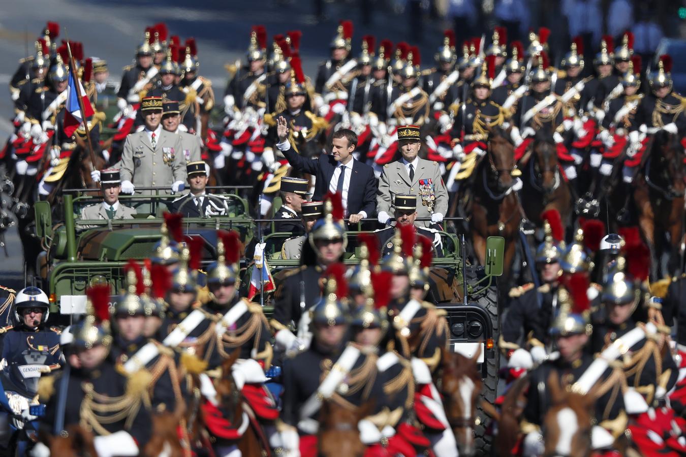 Macron saluda a los ciudadanos asistentes al desfile