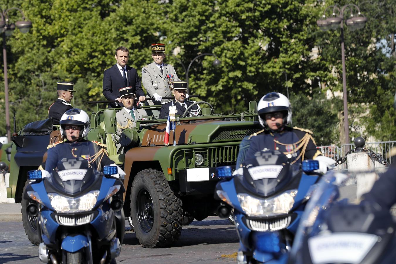 Macron llega a la zona en la que se celebra el desfile