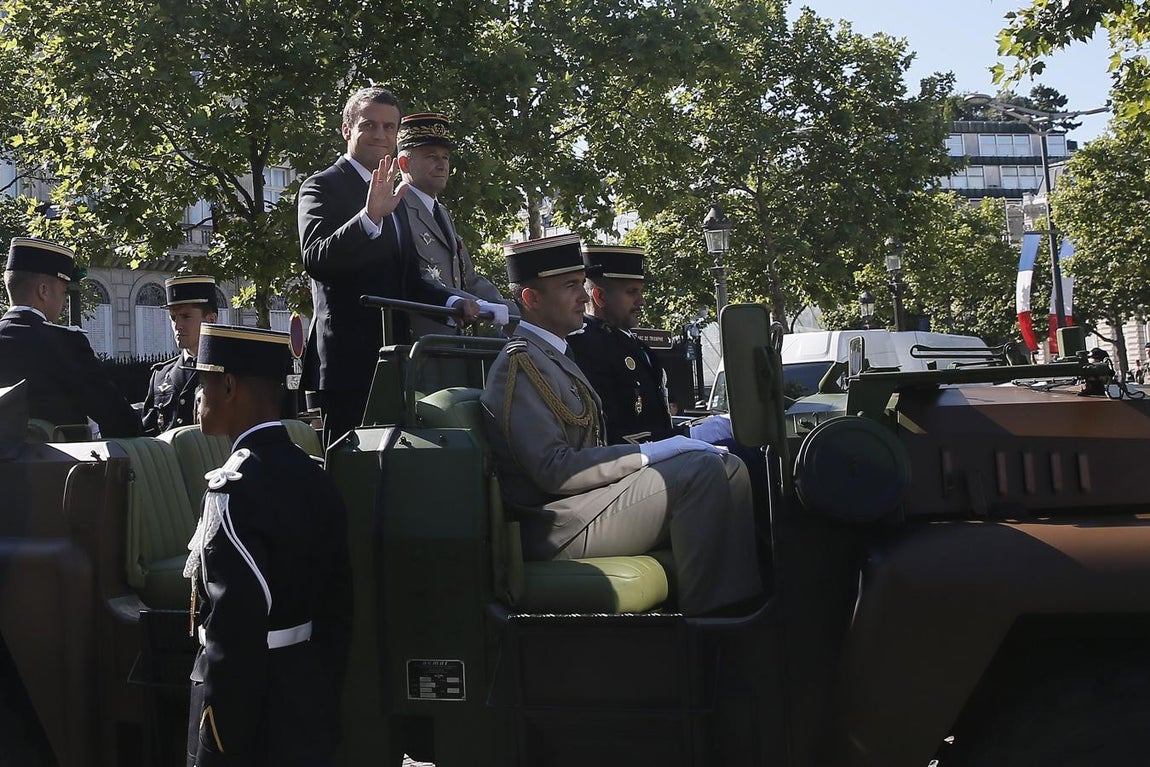 Macron a bordo de un vehículo militar