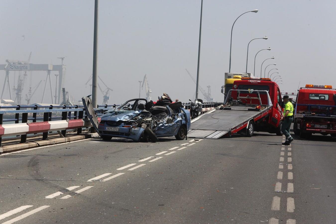 Fotos: Cae un camión al agua desde el Puente Carranza de Cádiz