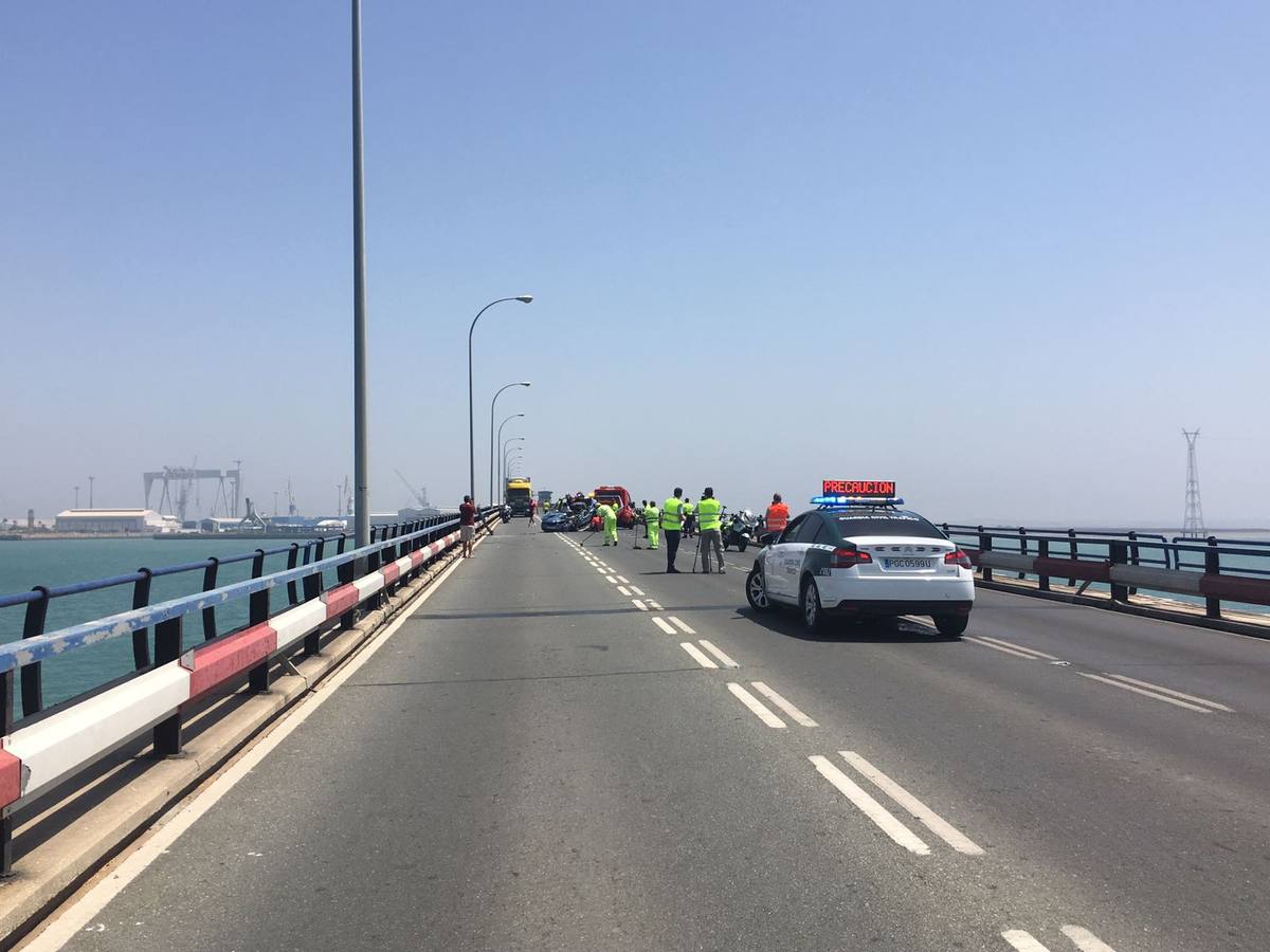 Fotos: Cae un camión al agua desde el Puente Carranza de Cádiz