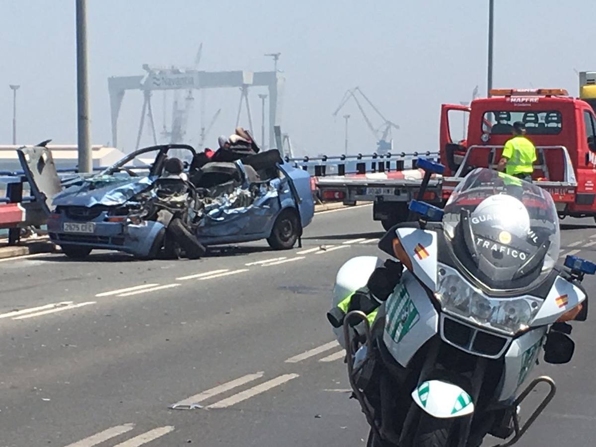 Fotos: Cae un camión al agua desde el Puente Carranza de Cádiz