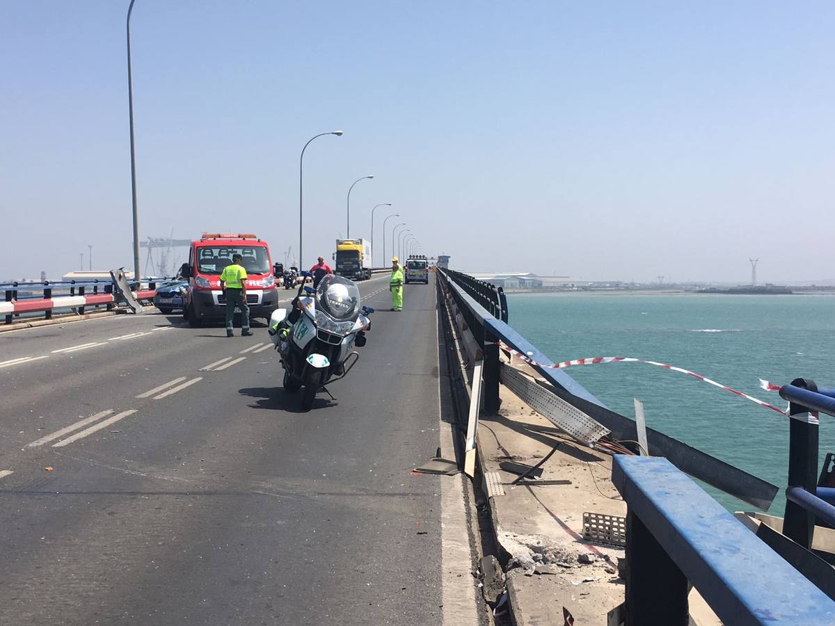 Fotos: Cae un camión al agua desde el Puente Carranza de Cádiz