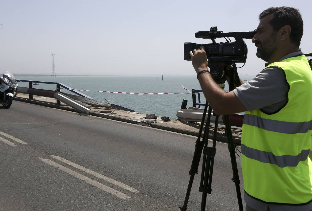 Fotos: Cae un camión al agua desde el Puente Carranza de Cádiz