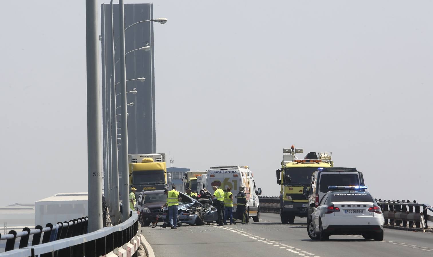 Fotos: Cae un camión al agua desde el Puente Carranza de Cádiz