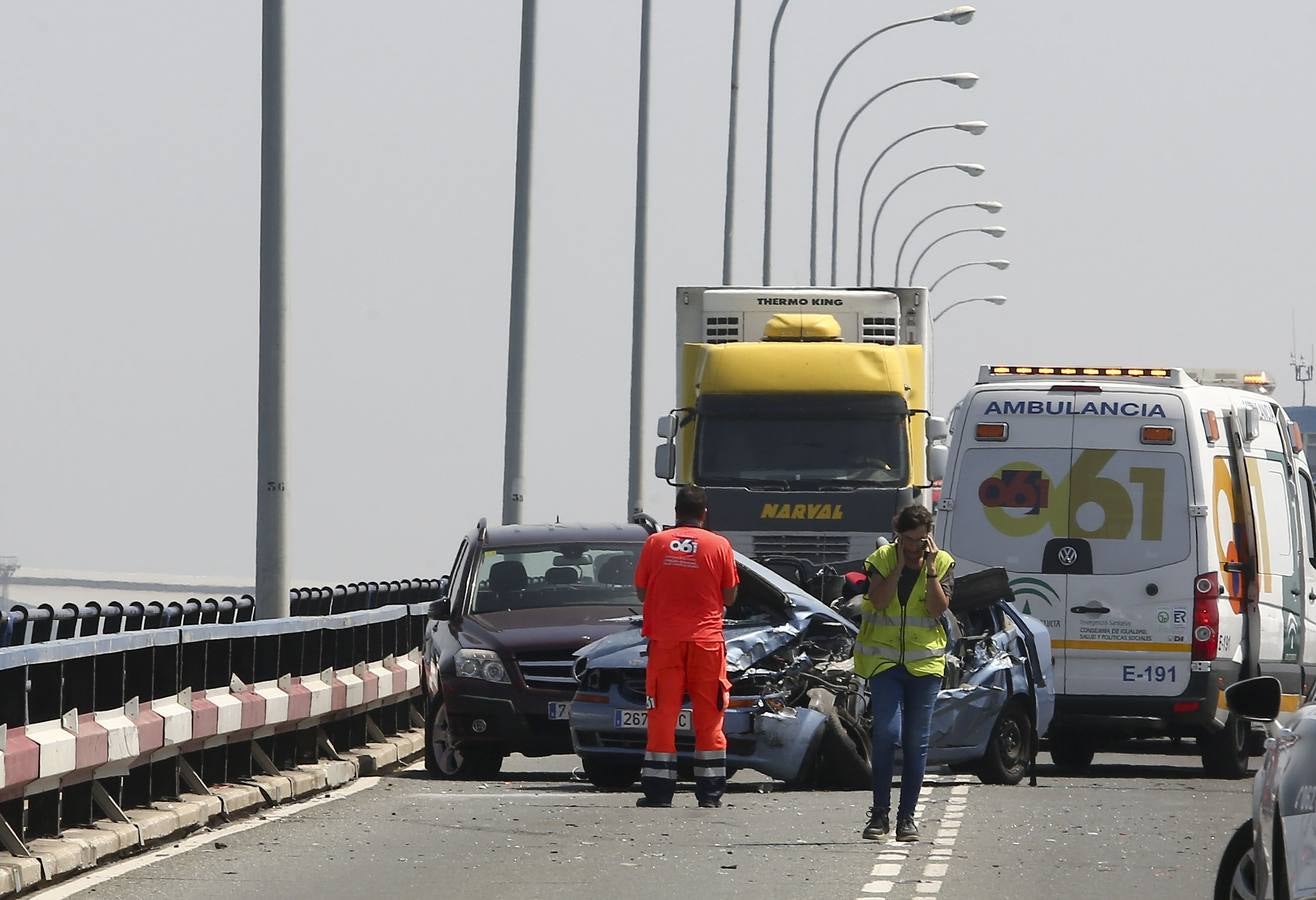 Fotos: Cae un camión al agua desde el Puente Carranza de Cádiz