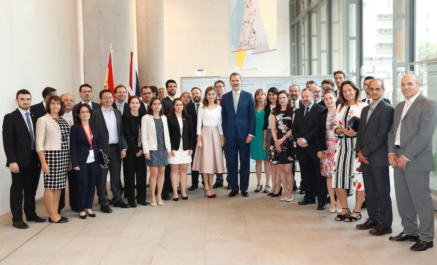 Los Reyes Felipe y Letizia durante el encuentro mantenido con empleados y científicos españoles del instituto de investigación biomédica Francis Crick de Londres, en la última jornada de su visita oficial al Reino Unido. Efe