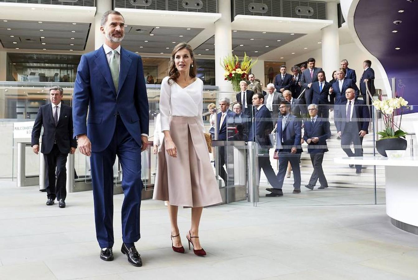 El Rey Felipe VI y su esposa, la Eeina Letizia, visitan el Instituto Francis Crick de Londres, Reino Unido. Los Reyes de España finalizan hoy una visita de Estado de tres días al país para potenciar la relación bilateral ante la nueva etapa que se abre con el «Brexit». Efe