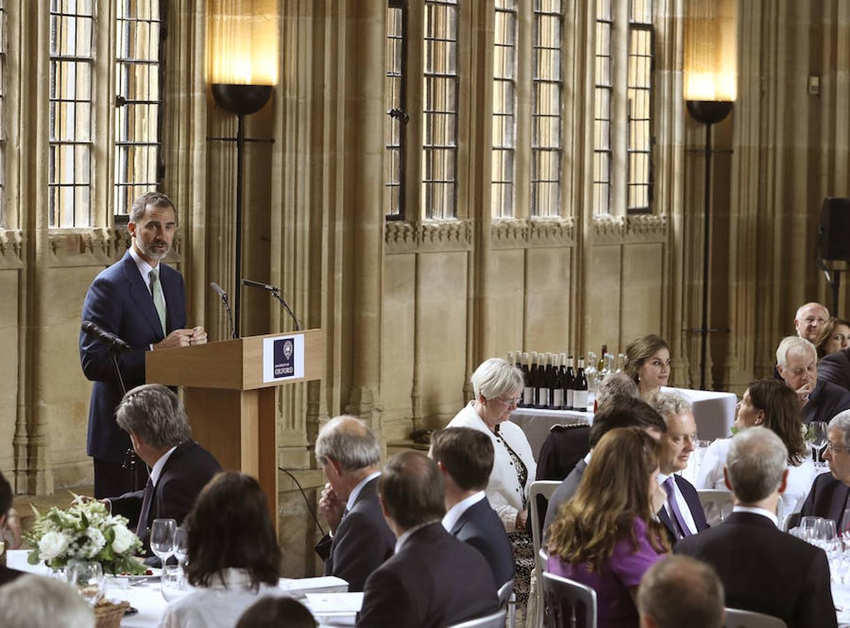 Los Reyes Felipe y Letizia, durante el almuerzo ofrecido por la Universidad de Oxford, hoy en la última jornada de su visita oficial al Reino Unido. Efe