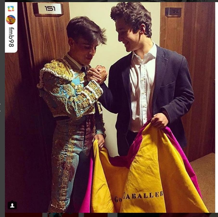 Aficionado a los toros. Entre sus aficiones se encuentran los toros y la navegación, heredada de su abuelo y de su padre