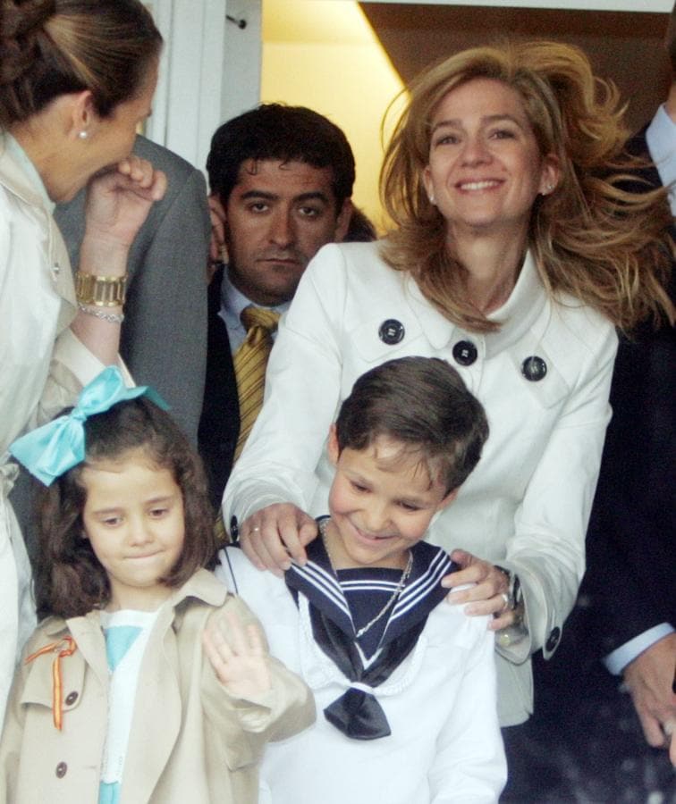 Primera comunión. En la foto, el primer nieto de los Reyes Eméritos posa junto a su familia tras recibir su primera comunión en mayo de 2007
