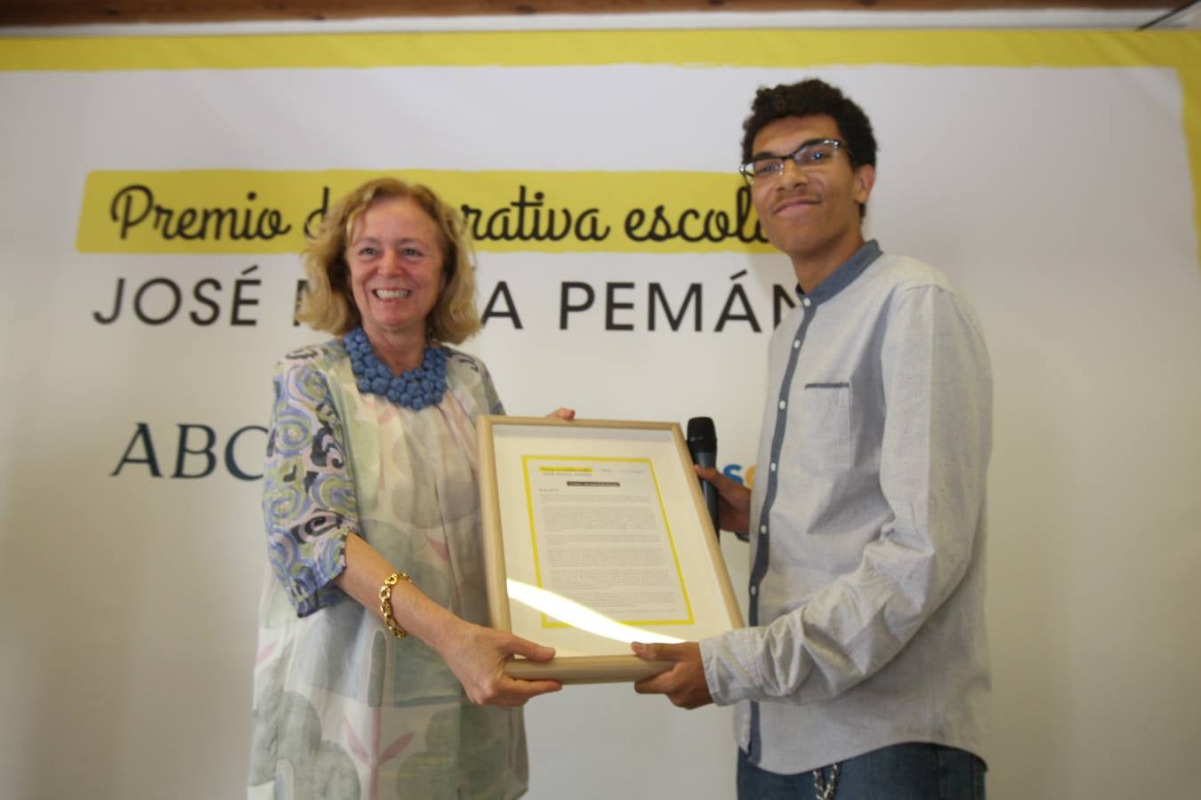 Catalina Luca de Tena, presidenta-editora de ABC, junto al galardonado con el segundo premio José Andrés Rubio. 