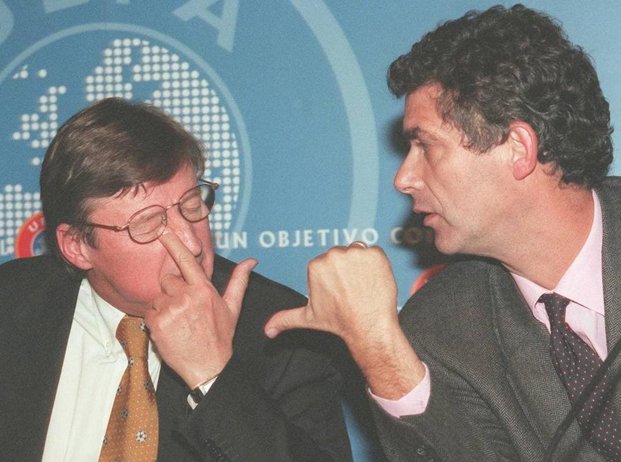El exsecretario general de la UEFA, Gerhard Aigner, acompañado por el presidente de la FEF, Ángel María Villar, durante la reunión que celebró el 28 de octubre de 1998 con representantes de clubes españoles para explicarles un nuevo sistema de competiciones europeas.