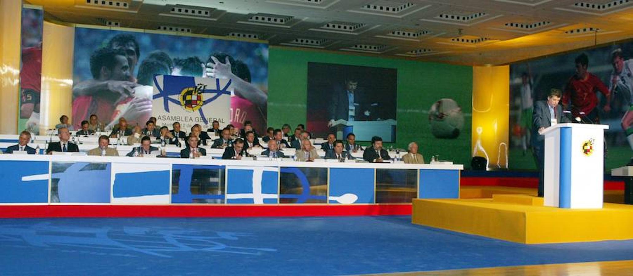Villar dirige la Asamblea General de la FEF el 12 de julio de 2002.