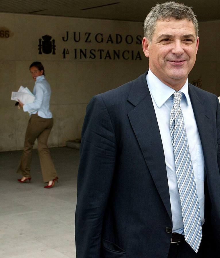 Villar a la salida de los Juzgados tras ser interrogado por irregularidades en la FEF el 8 de septiembre de 2005.