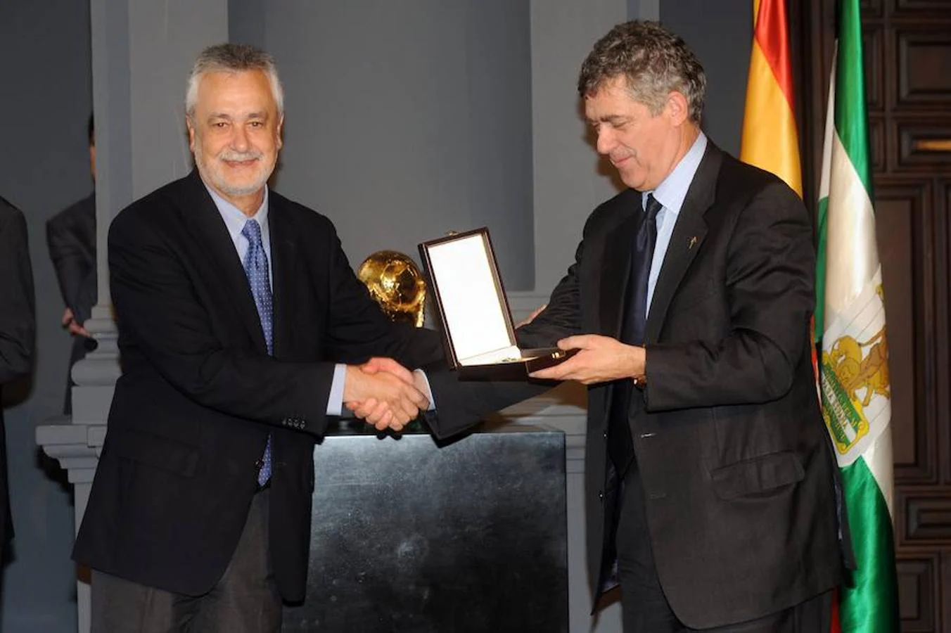 El expresidente de la Junta de Andalucía, José Antonio Griñán, dio la Medala de Oro de la FAF a Villar en el acto de recepción de la Copa del Mundo de 2010.