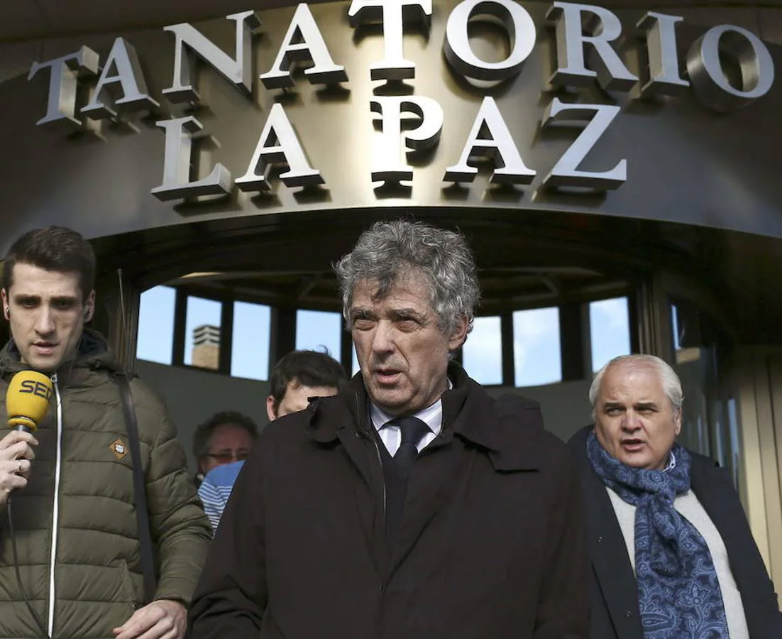Villar, a su salida del tanatorio de «La Paz», en Tres Cantos, donde se encuentraba instalada la capilla ardiente del entrenador y exseleccionador nacional Luis Aragonés, que falleció el 1 de febrero de 2014 en Madrid a los 75 años de edad.