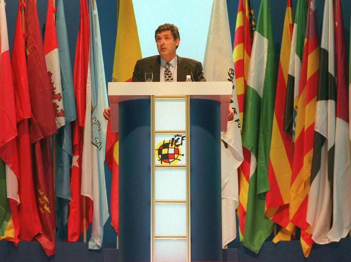 Villar durante la Asamblea de la FEF que se celebró el 7 de febrero de 2000, donde resultó reelegido en su cargo de presidente.