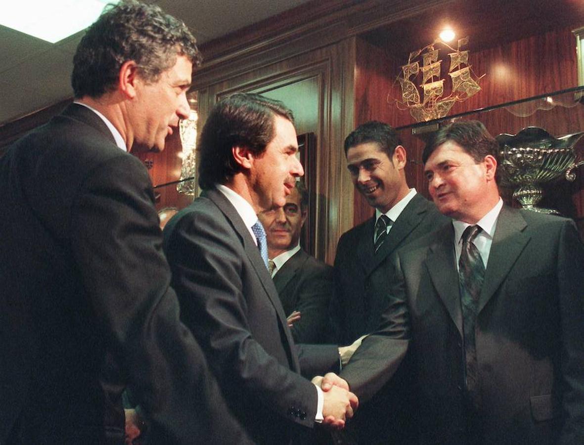 El expresidente del Gobierno José María Aznar saluda al exseleccionador José Antonio Camacho ante la presencia de Villar. Durante el acto, el líder de la FEF impuso la insignia de oro y brillantes al exmandatario.