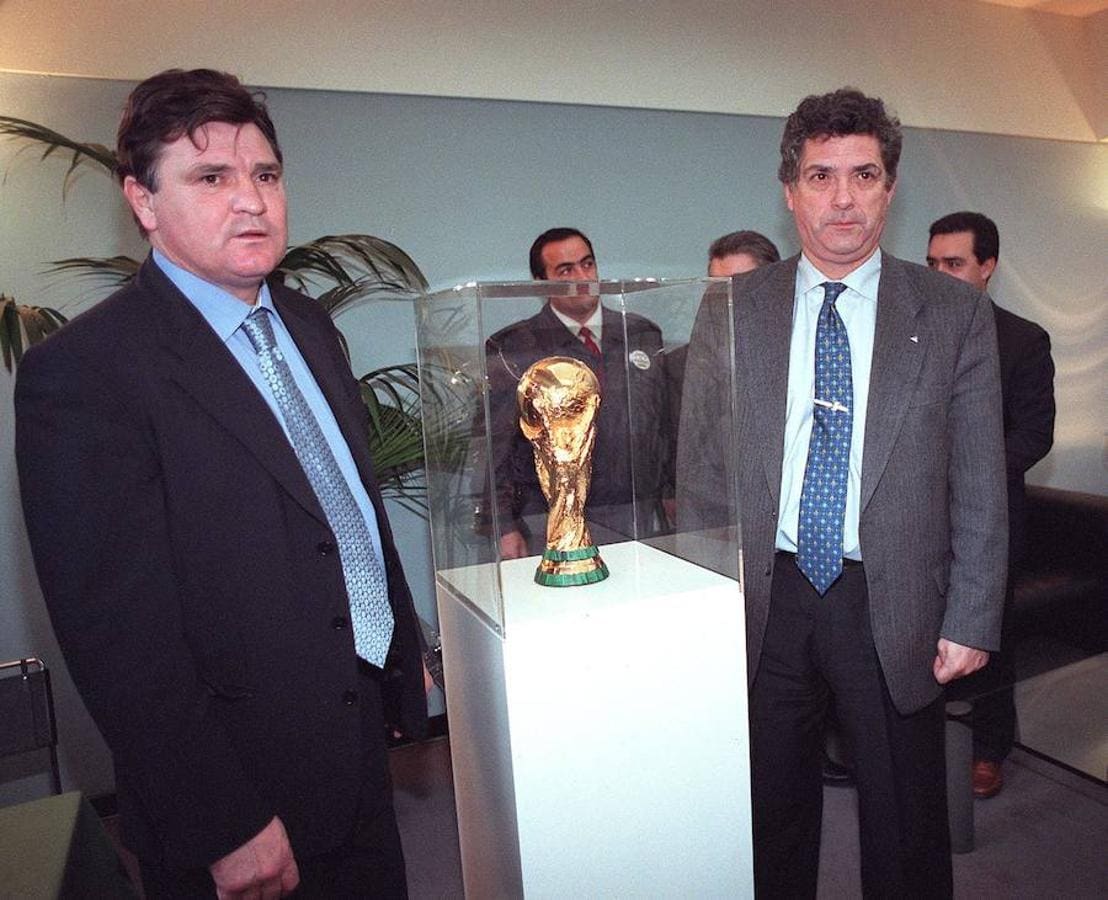 Villar y el exseleccionador José Antonio Camacho posan junto a la Copa del Mundo en febrero de 2002.
