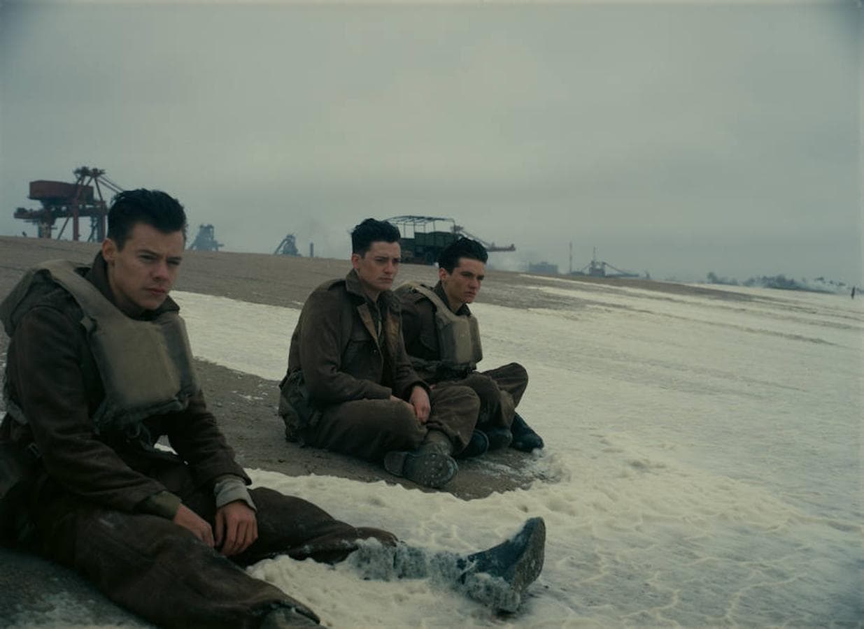8. En el filme de Nolan, los soldados esperan desesperados la llegada de los barcos de rescate