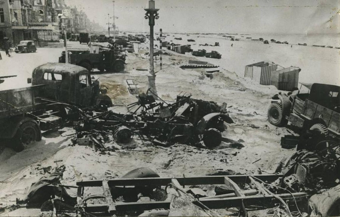 14. «Vista de la playa de Dunquerke después de la retriada estratégica de los ingleses». Así se contaba, como «retirada estratégica», la salida de Dunkerque de los aliados. En 1960, en el 20 aniversario del  «milagro de Dunkerque», en España se hablaba de «la patética retirada»