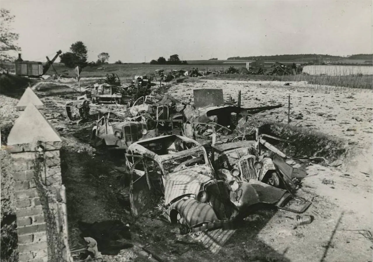 7. Los aliados dejaron  atrás todo el material que nu pudieron embarcar. En la imagen, restos de vehículos en las playas de Dunkerque tras el repliegue inglés