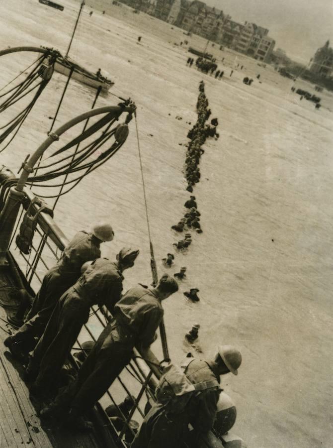 9. Esta imagen del Archivo de ABC permanece almacenada con el pie de foto original: «El reembarque del Cuerpo expedicionario inglés en el Norte de Francia, trasladandose a nado desde la playa de Dunkerque a los navios.»
