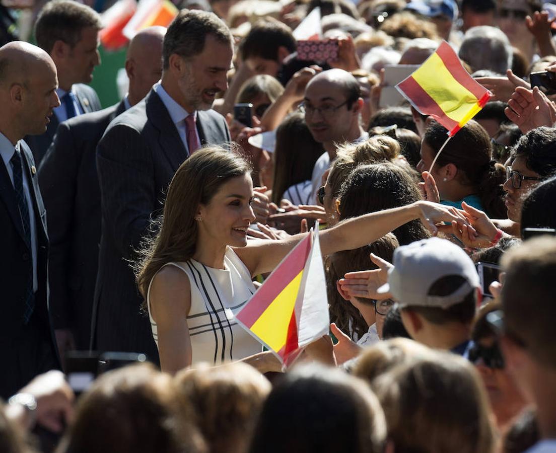 El presidente de Cantabria ha resaltado también la cercanía de los Reyes en esta breve visita a Liébana, donde han estado alrededor de una hora antes de seguir con su agenda.«Les he visto muy humanos», ha afirmado el presidente, antes de añadir que se han acercado al monasterio unas «cuatrocientas o quinientas personas» y que «a casi todas le han dado la mano».. 